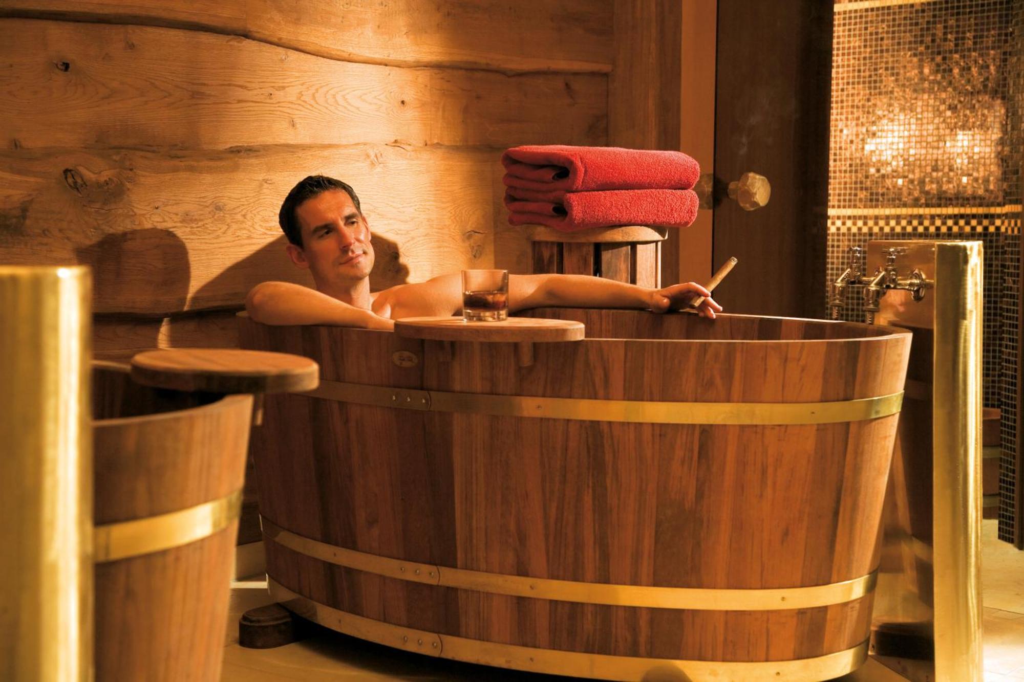 Yachthafenresidenz Hohe Duene Hotel Rostock Exterior photo A man in a barrel sauna