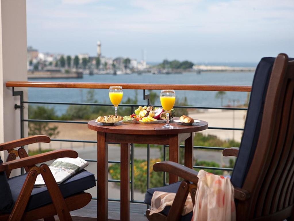 Yachthafenresidenz Hohe Duene Hotel Rostock Room photo A balcony