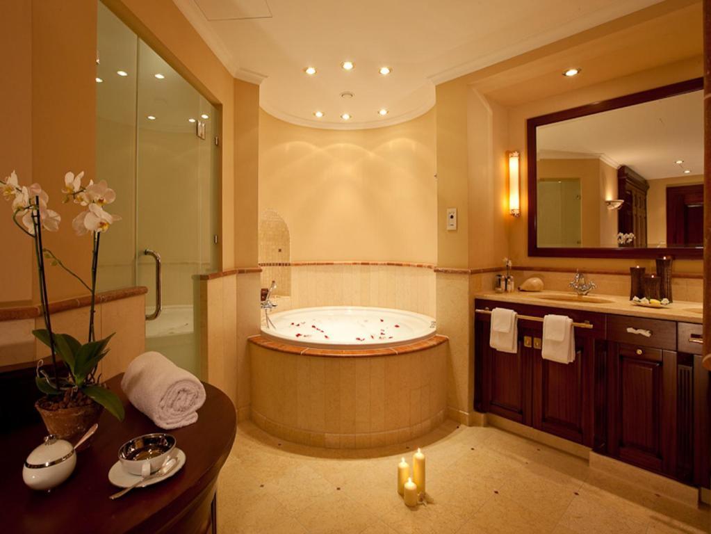 Yachthafenresidenz Hohe Duene Hotel Rostock Room photo A bathroom in a hotel