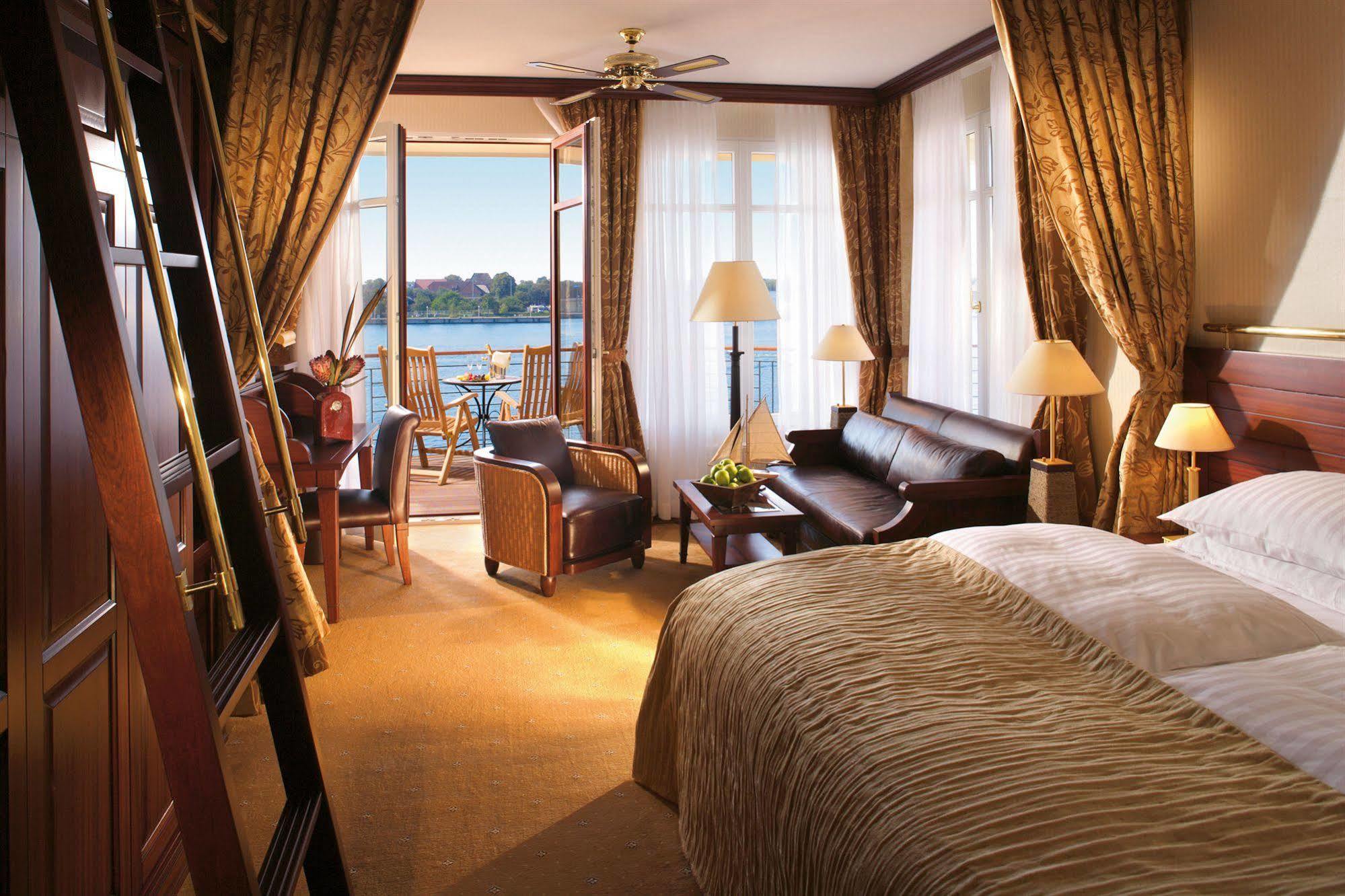Yachthafenresidenz Hohe Duene Hotel Rostock Exterior photo Suite