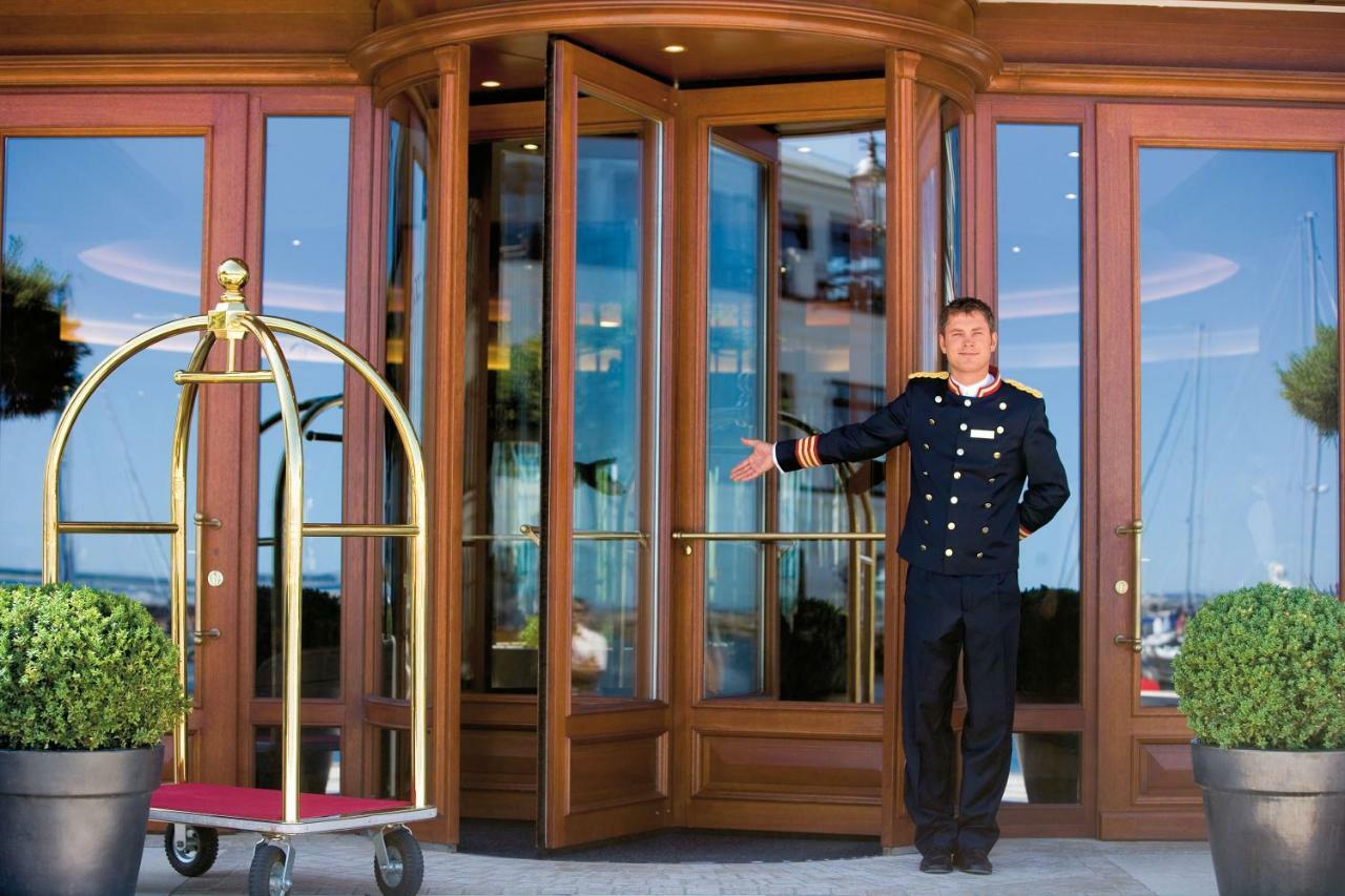 Yachthafenresidenz Hohe Duene Hotel Rostock Exterior photo A doorman at a hotel